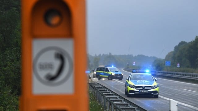Polizeiautos mit eingeschaltetem Blaulicht stehen nach einem Unfall in der Nähe einer Notrufsäule (Symbolbild): Kölner Beamte konnten einen Mann auf der A57 nach einer riskanten Fahrt stoppen. Polizeiautos mit eingeschaltetem Blaulicht stehen nach einem Unfall in der Nähe einer Notrufsäule (Symbolbild): Kölner Beamte konnten einen Mann auf der A57 nach einer riskanten Fahrt stoppen.
