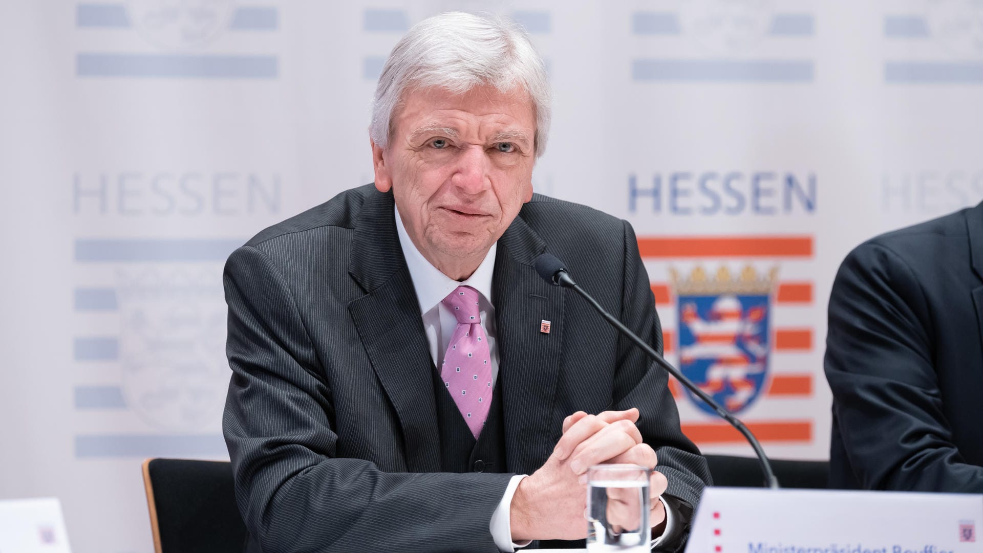 Volker Bouffier: Der hessische Ministerpräsident hat Olaf Scholz für seine Rettungsschirm-Pläne für Kommunen kritisiert. Volker Bouffier: Der hessische Ministerpräsident hat Olaf Scholz für seine Rettungsschirm-Pläne für Kommunen kritisiert.