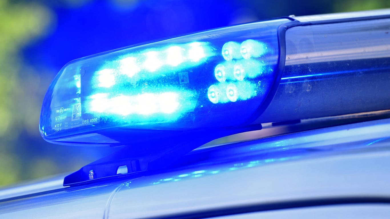 Blaulicht eines Polizeiautos: In Nürnberg haben Unbekannte zwei Geldautomaten gesprengt.