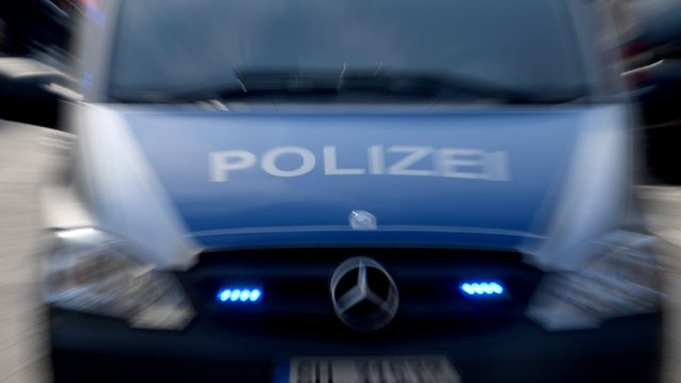 Ein Polizeiwagen mit eingeschaltetem Blaulicht
