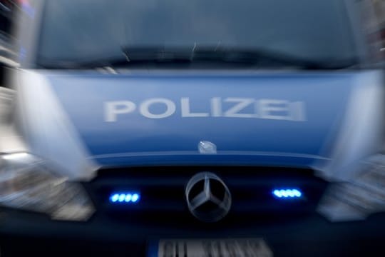 Ein Polizeiwagen mit eingeschaltetem Blaulicht