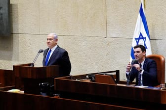 Israels Ministerpräsident Benjamin Netanjahu: Nach über 500 Tagen politischem Stillstand ist in Israel eine neue Einheitsregierung vereidigt worden.