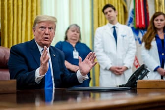 Trump mit Pflegern im Oval Office: Ärzte beklagen Mangel an Krisenmanagement.