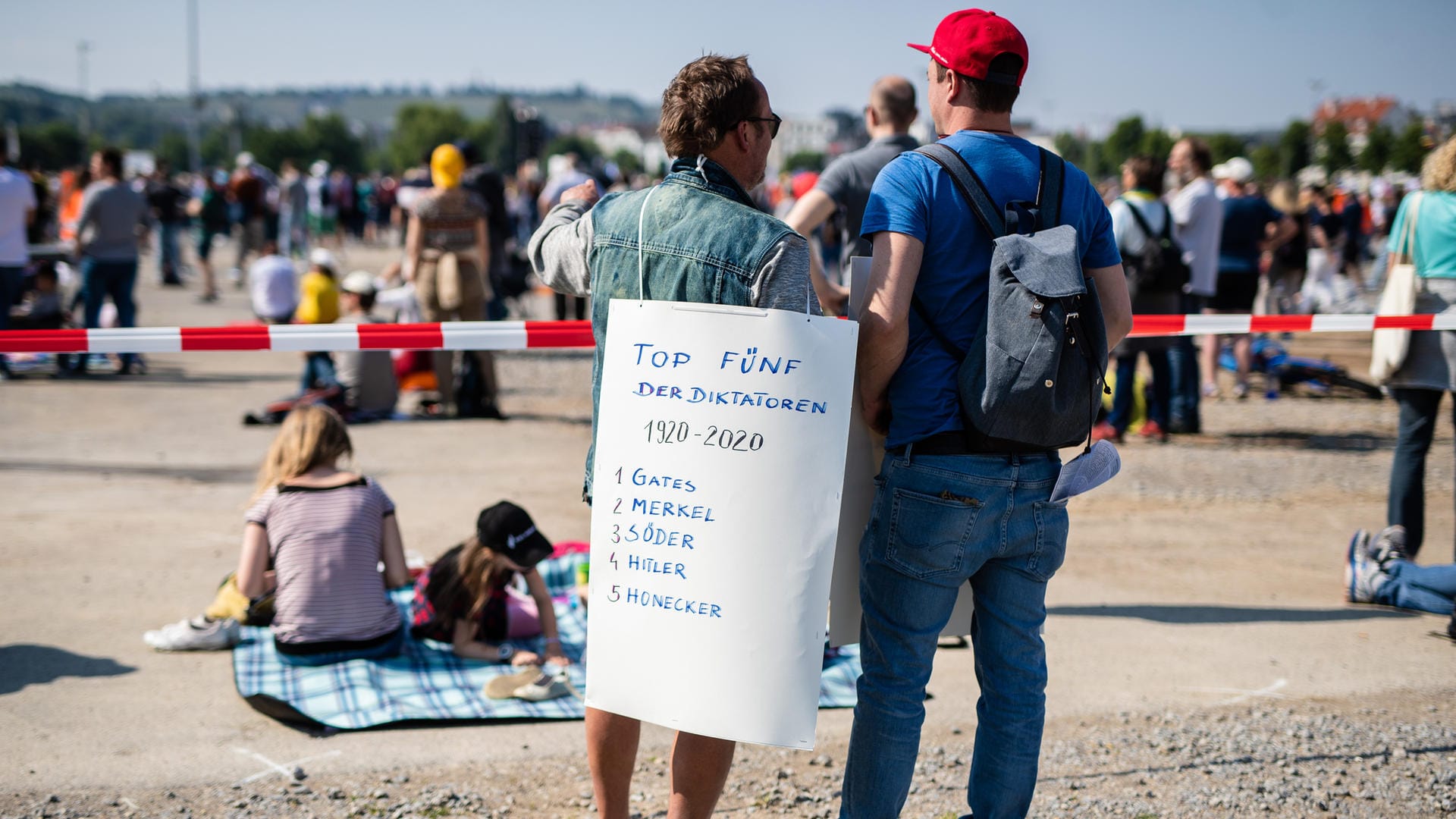 Ein Demonstrant in Stuttgart hält Angela Merkel und Markus Söder für schlimmere "Diktatoren" als Adolf Hitler und verharmlost damit die Verbrechen des Nationalsozialismus.