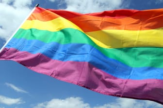 Regenbogenfahne (Symbolbild): Die Fahne gilt als schwul-lesbisches Symbol.