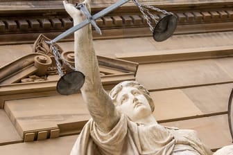 Eine Statue der Justitia hält eine Waage in der Hand (Symbolbild): Vor dem Essener Schwurgericht muss sich ein 73-Jähriger für den Mord an seiner Ehefrau verantworten.