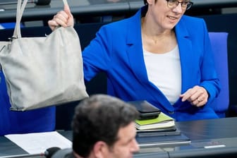 CDU-Chefin Annegret Kramp-Karrenbauer und Arbeitsminister Hubertus Heil (SPD).