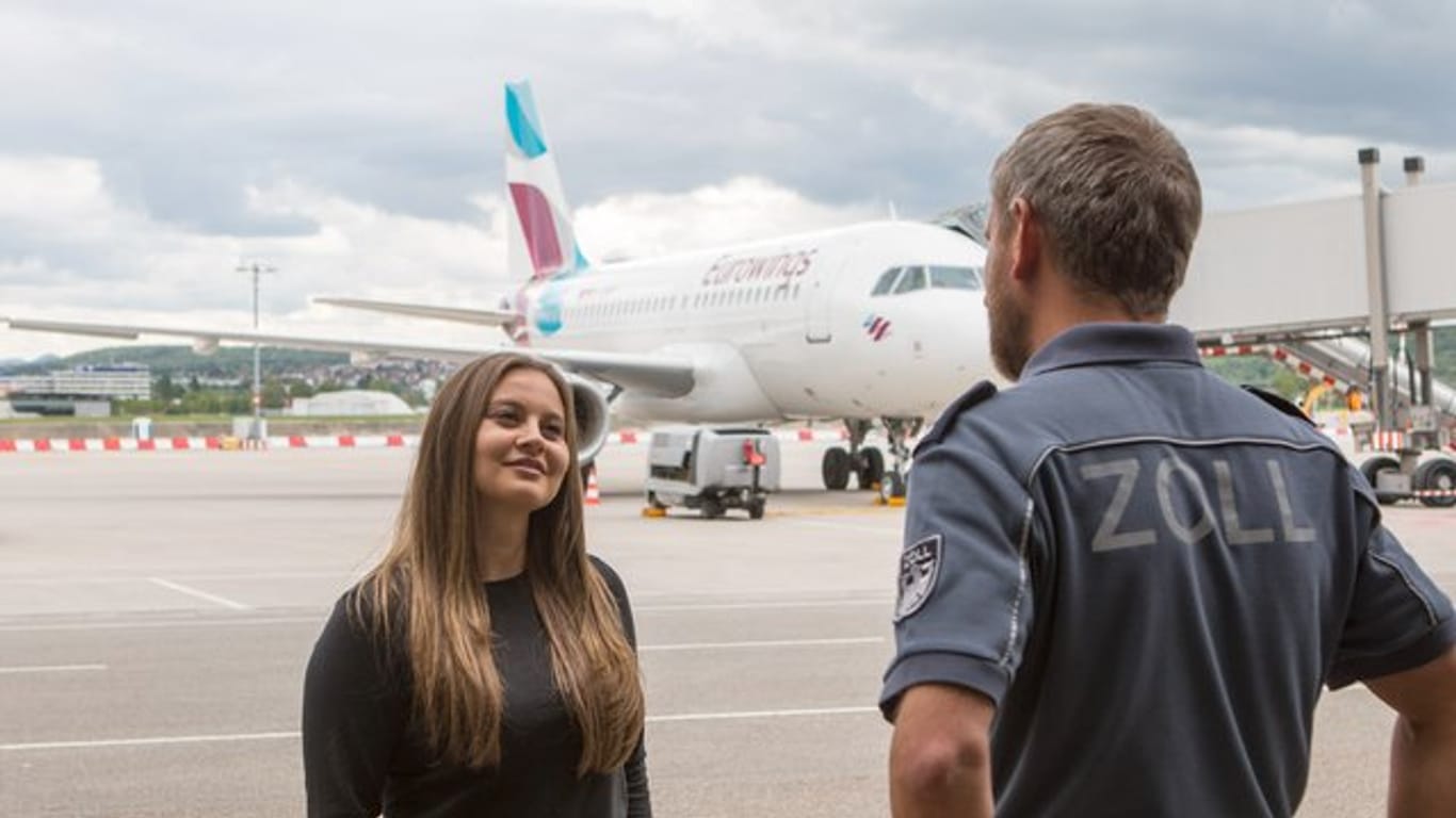 Zwei Jahre dauert die Ausbildung im mittleren Dienst beim Zoll: Anwärterin Azubi Yelda Akcay (l.