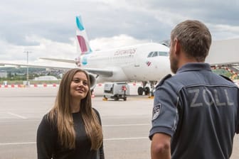 Zwei Jahre dauert die Ausbildung im mittleren Dienst beim Zoll: Anwärterin Azubi Yelda Akcay (l.