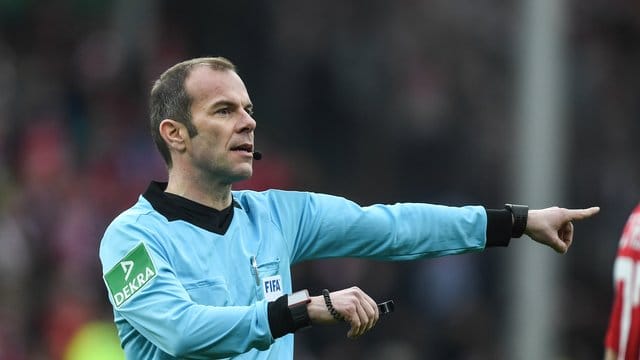 Marco Fritz beschrieb die Stimmung im Kölner Videokeller bei der Wiederaufnahme des Bundesliga-Spielbetriebs als "angespannt". Marco Fritz beschrieb die Stimmung im Kölner Videokeller bei der Wiederaufnahme des Bundesliga-Spielbetriebs als "angespannt".