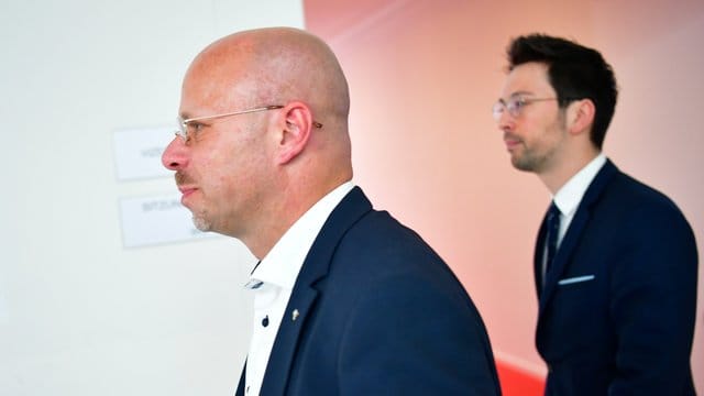 Andreas Kalbitz (L) nach der Fraktionssitzung der AfD. Andreas Kalbitz (L) nach der Fraktionssitzung der AfD.