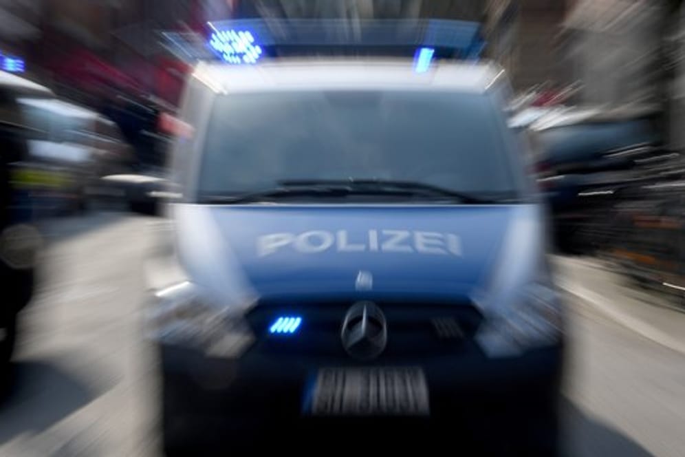 Polizeiwagen mit eingeschaltetem Blauchlicht: In Berlin ist ein Mann am Sonntagabend lebensgefährlich verletzt worden.