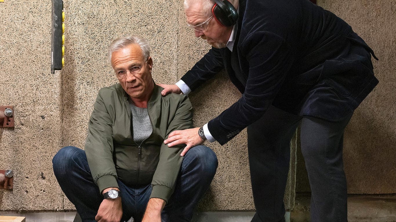 "Tatort": Kommissar Max Ballauf (Klaus J. Behrendt) erleidet einen Zusammenbruch, Freddy Schenk (Dietmar Bär, r.) will ihm helfen.