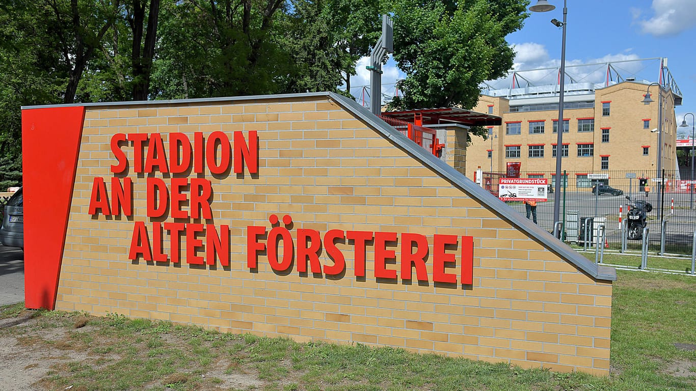 "Stadion An der Alten Försterei" steht vor dem Eingang zur Haupttribüne: Am Sonntag hat der 1. FC Union den FC Bayern München empfangen.