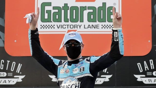 Nach der Corona Zwangspause gewinnt Kevin Harvick aus den USA.