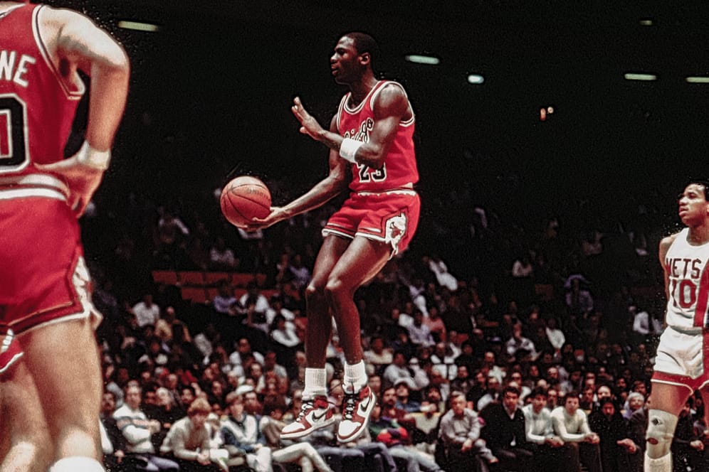 Michael Jordan 1985 im Spiel gegen die New Jersey Nets: Seine legendären Sneaker wurden jetzt für einen Rekordpreis versteigert.