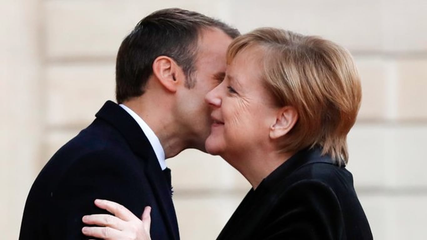 Geht nicht mehr: Präsident Emmanuel Macron begrüßte Bundeskanzlerin Angela Merkel im Elyseepalast 2018 mit Wangenküsschen.
