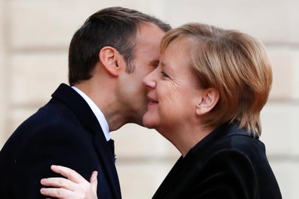 Geht nicht mehr: Präsident Emmanuel Macron begrüßte Bundeskanzlerin Angela Merkel im Elyseepalast 2018 mit Wangenküsschen.
