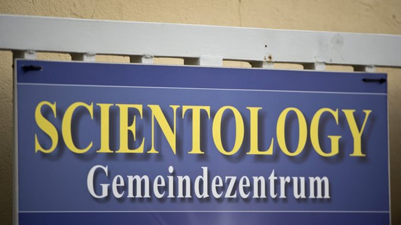 Der Schriftzug "Scientology Gemeindezentrum" ist an einem Gebäude zu sehen: Die Organisation wird als verfassungsfeindlich eingestuft.