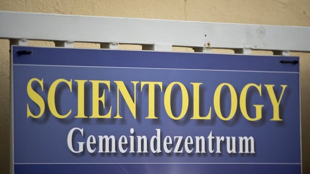 Der Schriftzug "Scientology Gemeindezentrum" ist an einem Gebäude zu sehen: Die Organisation wird als verfassungsfeindlich eingestuft.