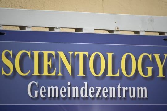 Der Schriftzug "Scientology Gemeindezentrum" ist an einem Gebäude zu sehen: Die Organisation wird als verfassungsfeindlich eingestuft.