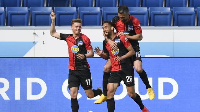 Die Spieler von Hertha BSC hatten beim Torjubel Körperkontakt.