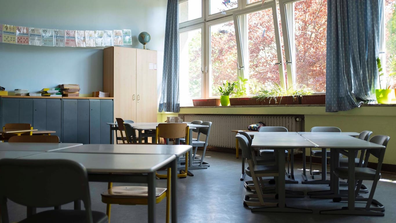 Ein leeres Klassenzimmer an einer Grundschule: In Spandau sind zwei Lehrer positiv auf das Coronavirus getestet worden.