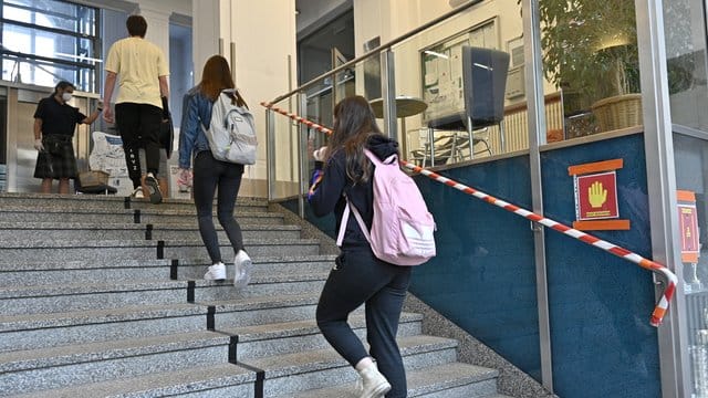Bereits vor zwei Wochen sind Abschlussklassen an die Schulen in Österreich zurückgekehrt. Bereits vor zwei Wochen sind Abschlussklassen an die Schulen in Österreich zurückgekehrt.
