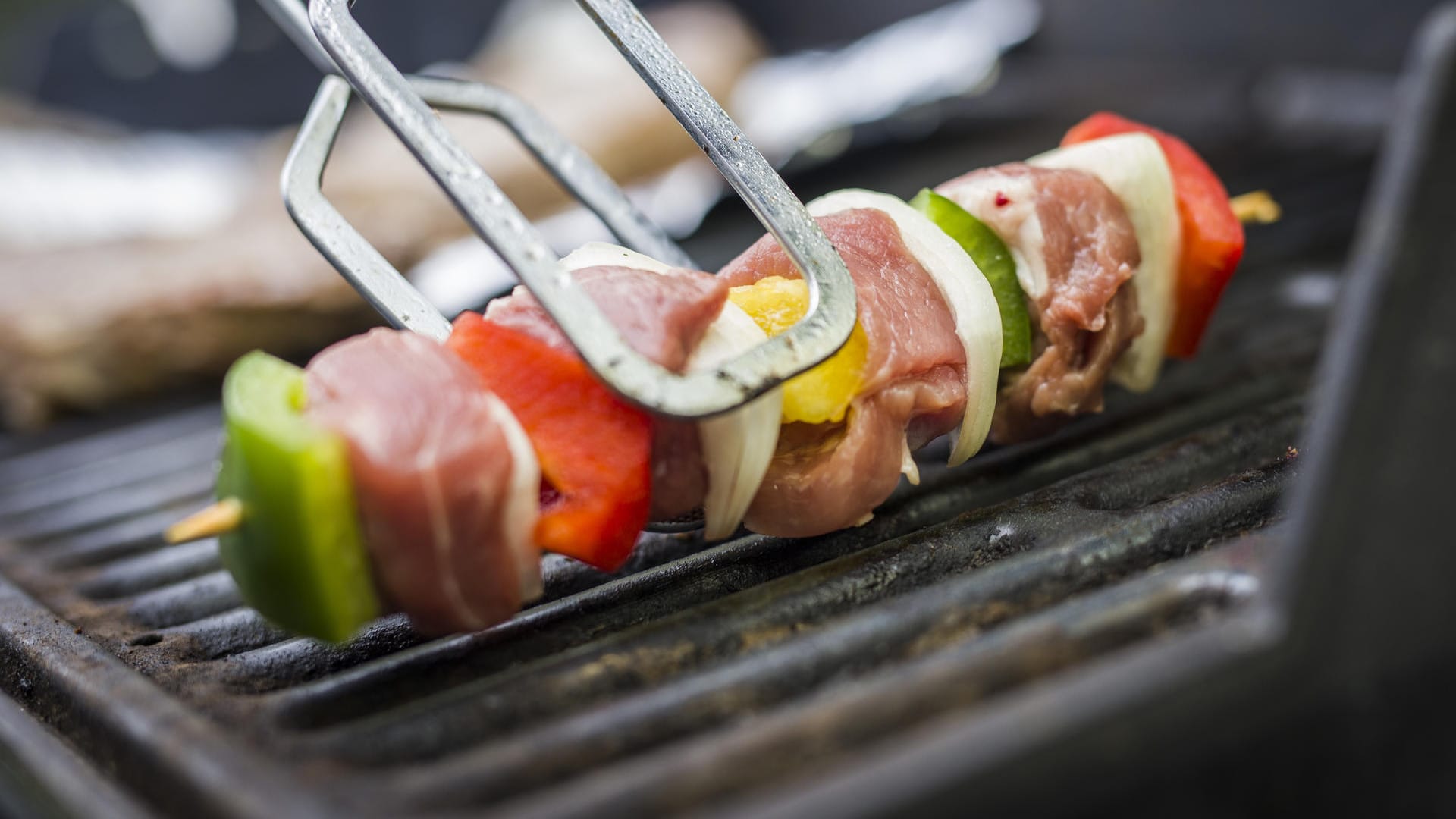 Grillen: Auch leckere Vorspeisen oder Fingerfood lassen sich auf einem Rost gut zubereiten.