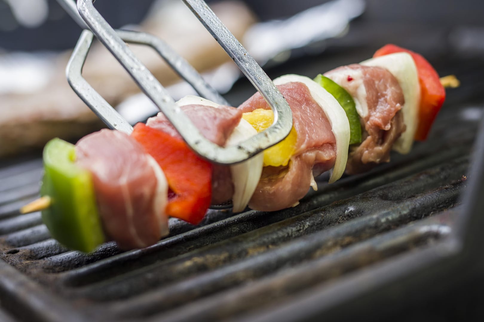 Grillen: Auch leckere Vorspeisen oder Fingerfood lassen sich auf einem Rost gut zubereiten.