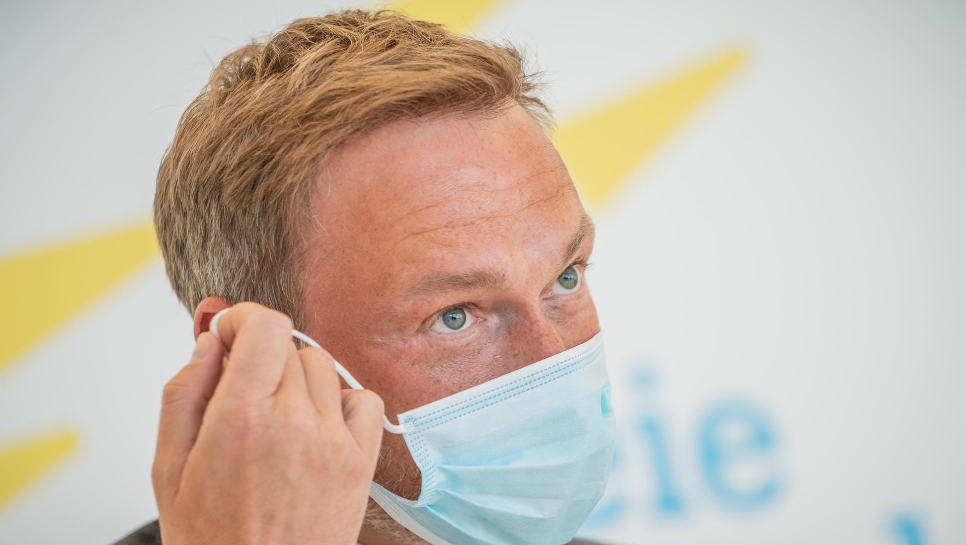 Christian Lindner, Bundesvorsitzender und Fraktionschef der FDP: Ein Foto zeigt, wie der Politiker trotz Abstandsgebot einen Bekannten umarmt.