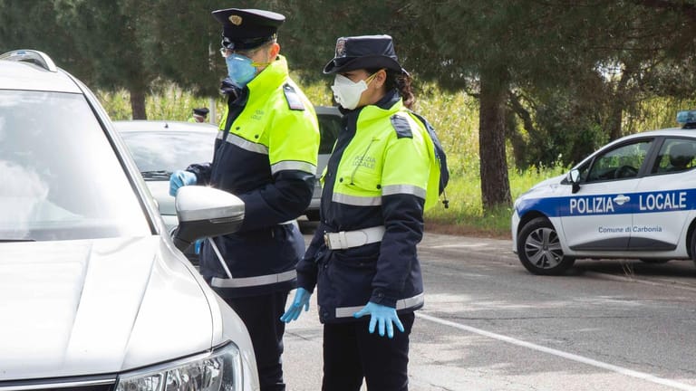 Polizisten auf Sardinien: Offiziell sind etwas über 1.000 Menschen auf der Insel mit dem Coronavirus infiziert. Die Kontrollen sind trotzdem streng.