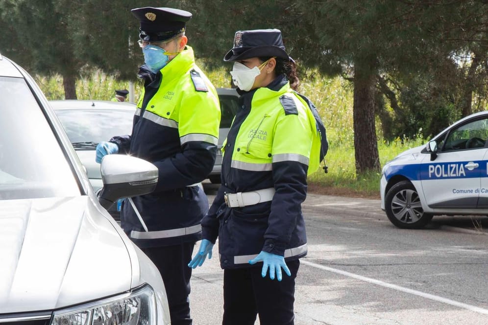 Polizisten auf Sardinien: Offiziell sind etwas über 1.000 Menschen auf der Insel mit dem Coronavirus infiziert. Die Kontrollen sind trotzdem streng.