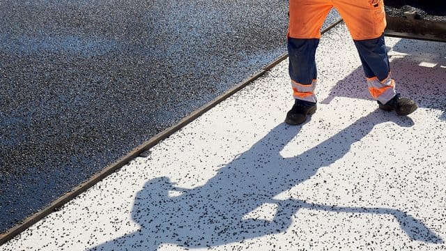 Die Sonne brennt, die Arbeit geht weiter: Wer auf dem Bau arbeitet, muss sich aktiv vor UV-Strahlung schützen.