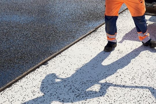 Die Sonne brennt, die Arbeit geht weiter: Wer auf dem Bau arbeitet, muss sich aktiv vor UV-Strahlung schützen.