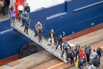 Die Expeditionsteilnehmerinnen und -teilnehmer gehen an Bord des deutschen Forschungsschiff "Maria S.