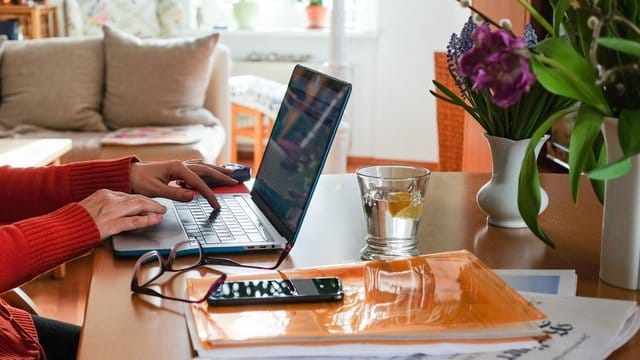Auch junge Erwachsene haben mit der Corona-Krise im digitalen Bereich viele neue Erfahrungen gemacht. Auch junge Erwachsene haben mit der Corona-Krise im digitalen Bereich viele neue Erfahrungen gemacht.
