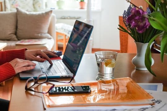 Auch junge Erwachsene haben mit der Corona-Krise im digitalen Bereich viele neue Erfahrungen gemacht.