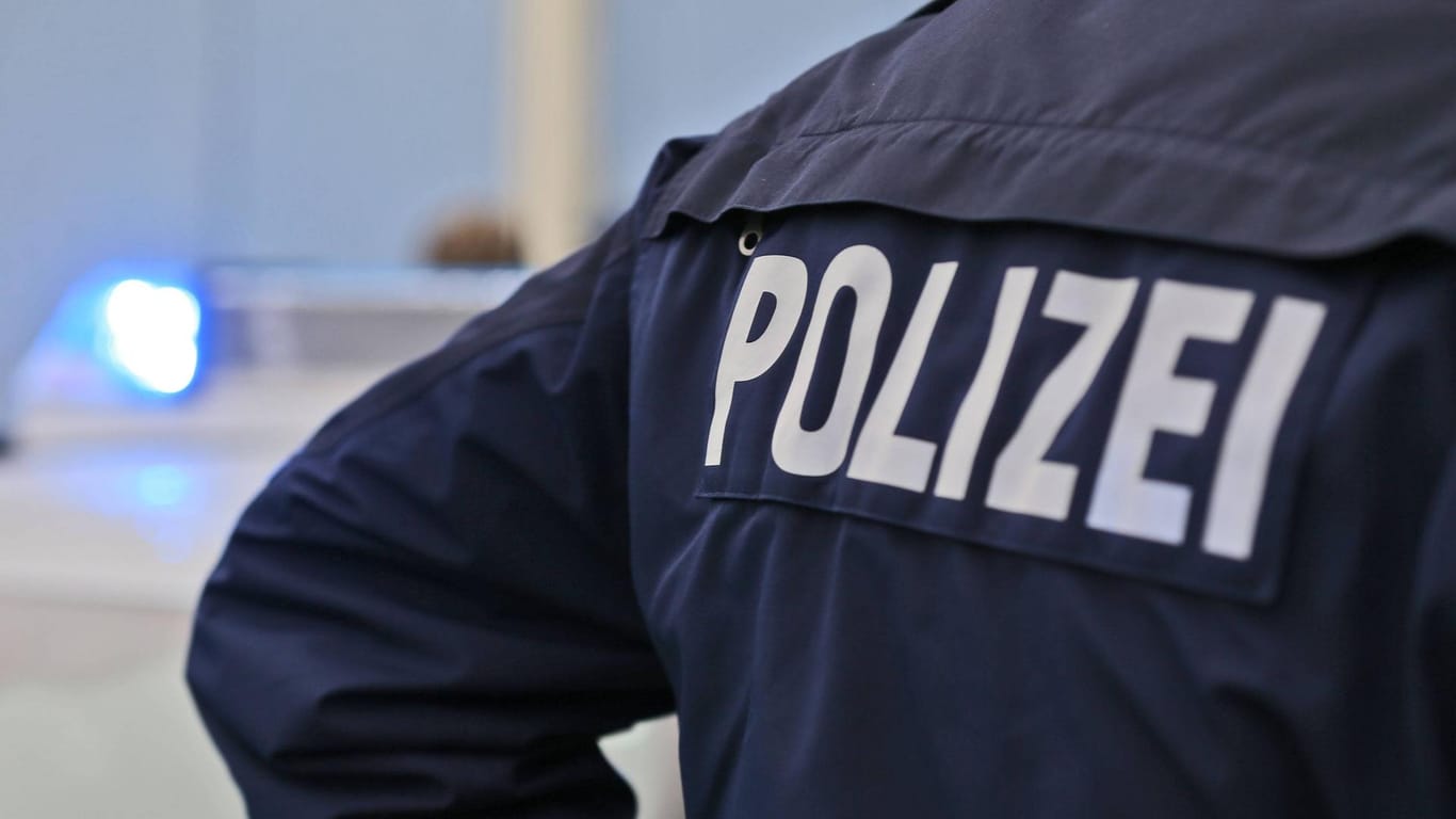 "Polizei"-Schriftzug auf dem Rücken eines Polizisten: Die Polizei konnte den Angreifer bei ihm zu Hause aufgreifen. (Symbolbild)
