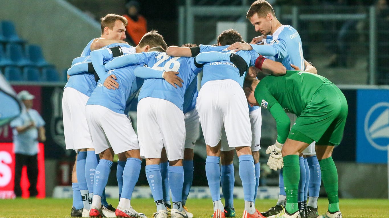 Mannschaftstraining nicht gefährdet: Spieler des Chemnitzer FC vor Anpfiff zum Ligaspiel gegen Bayern München II im Februar.