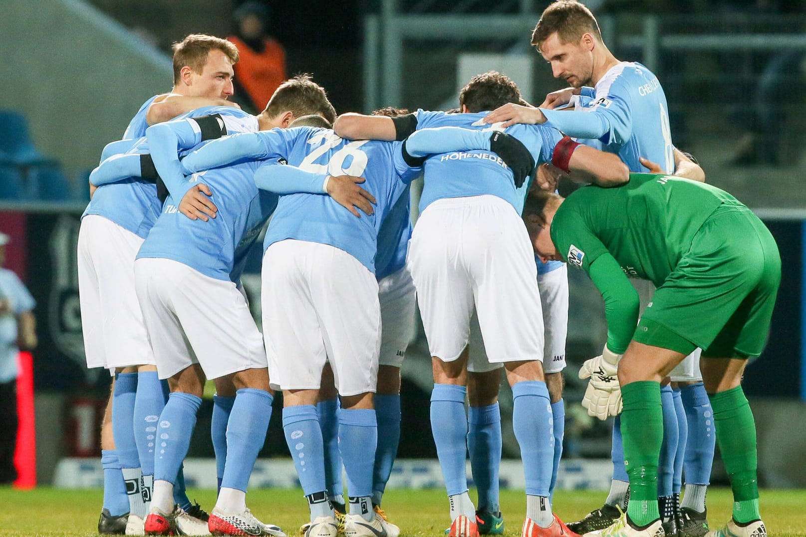 Mannschaftstraining nicht gefährdet: Spieler des Chemnitzer FC vor Anpfiff zum Ligaspiel gegen Bayern München II im Februar.