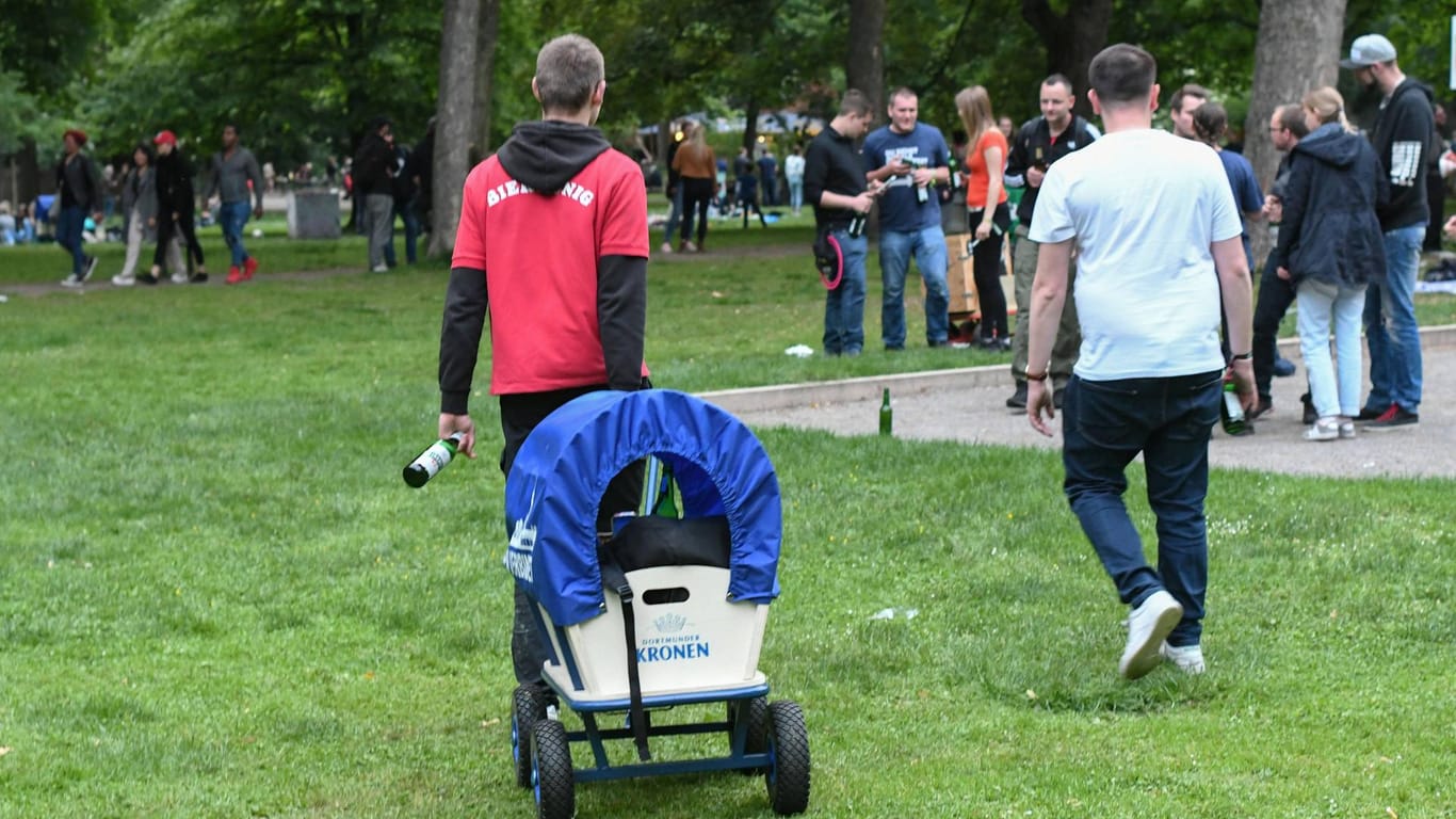 Männer laufen mit dem Bollerwagen am Vatertag durch den Westpark in Dortmund: Solche Szenen will die Polizei in Wolfsburg in diesem Jahr wegen der Corona-Pandemie verhindern.