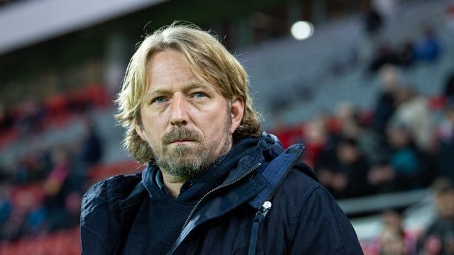 Stuttgarts Sportdirektor Sven Mislintat war mit der Schiedsrichter-Entscheidung nicht einverstanden. Stuttgarts Sportdirektor Sven Mislintat war mit der Schiedsrichter-Entscheidung nicht einverstanden.
