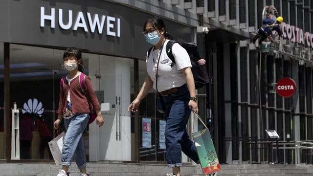 Huawei sieht sich nach der Ausweitung der US-Sanktionen gegen den chinesischen Technologiekonzern auf das Chip-Geschäft im Überlebenskampf. Huawei sieht sich nach der Ausweitung der US-Sanktionen gegen den chinesischen Technologiekonzern auf das Chip-Geschäft im Überlebenskampf.