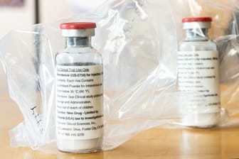 Remdesivir: Ursprünglich wurde das Medikament zum Einsatz gegen Ebola- und Marburgvirusinfektionen entwickelt.
