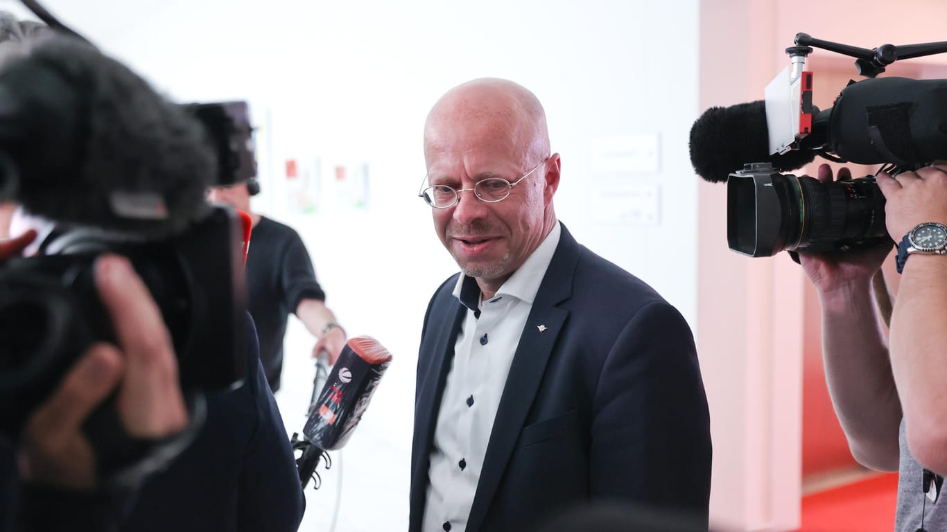 Andreas Kalbitz: Kalbitz bleibt in der Brandenburger AfD-Landtagsfraktion.