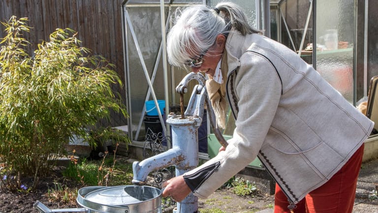 Handschwengelpumpe: eine nostalgische Bewässerungsmethode, die Geld spart und praktisch ist.