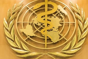Das Logo der Weltgesundheitsorganisation WHO im europäischen Hauptquartier der Vereinten Nationen in Genf.