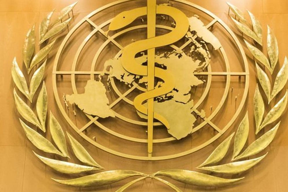 Das Logo der Weltgesundheitsorganisation WHO im europäischen Hauptquartier der Vereinten Nationen in Genf.