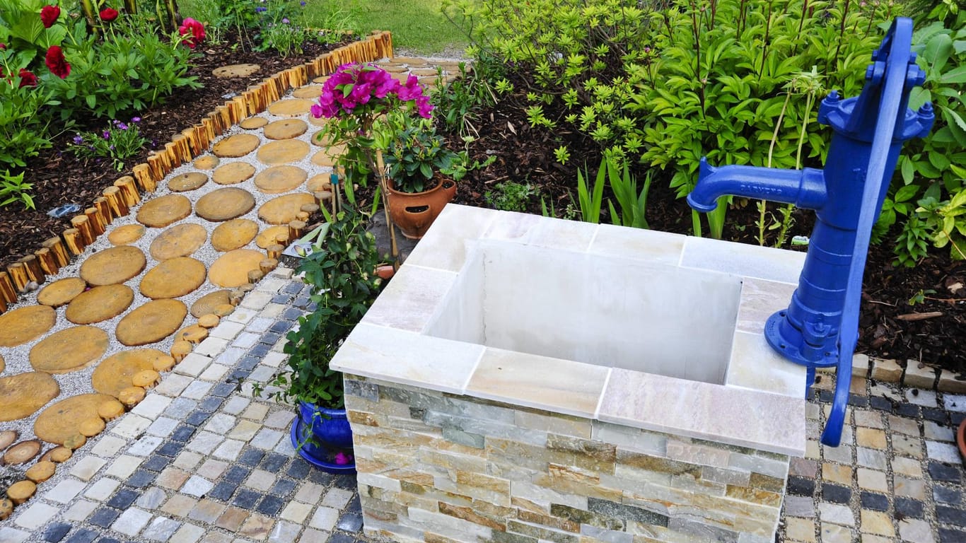 Praktisch und dekorativ: Viele Gartenbesitzer träumen vom eigenen Brunnen im Garten.